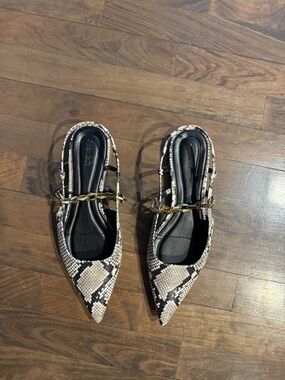 Pointed-Toe Snake-Print Slingback Flats with Gold Chain - Black/White